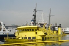 Napoli 11.08.05 - RoRo ’Heidi’ (943 GT - Bandiera italiana) semiaffondata mentre si trovava ormeggiata in porto.